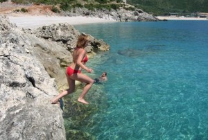 Una vista impactante de una playa de Dhermi, en Albania