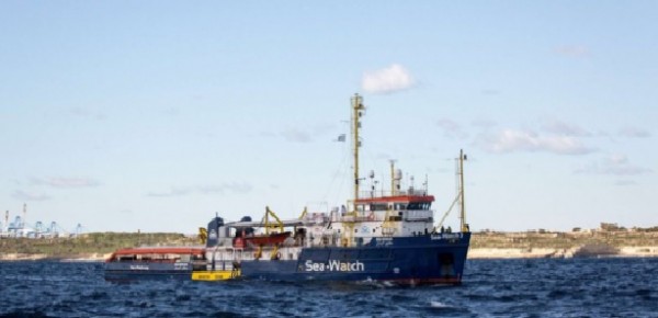 Migranti: la Sea Watch attende &quot;istruzioni&quot; Ong e Onu premono su Roma.