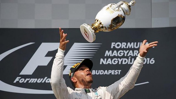 F1: trionfo in Ungheria e sorpasso, Hamilton vola in testa alla classifica
