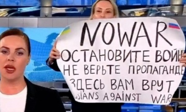  Il cartello contro la guerra mostrato alla tv di stato russa da una dipendente di padre ucraino e madre russa