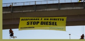 Greenpeace in azione a Roma «Fermiamo i diesel»