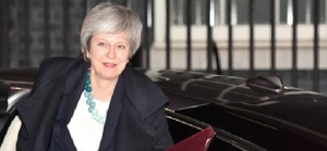 Theresa May è chiusa in un angolo