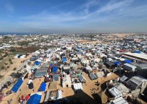08/02/2024 Deir El-Balah, le tende di un rifugio improvvisato per i palestinesi fuggiti a Rafah, nel sud della Striscia