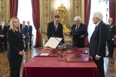 Meloni en el salón de fiestas del Quirinale, para el juramento.