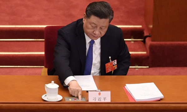 Il presidente cinese Xi Jinping vota durante l&#039;ultima seduta dell&#039;Assemblea nazionale del popolo