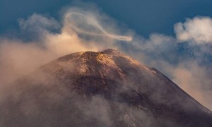  Sbuffi di fumo sull&#039;Etna
