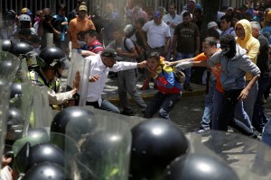 Más de 40 heridos dejó represión gubernamental por protestar la ruptura del hilo Constitucional
