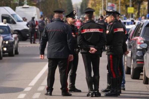 Si è arreso dopo oltre 7 ore Francesco Amato il latitante barricato alle Poste: liberi i quattro ostaggi