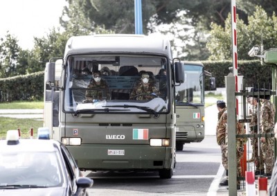 I 56 italiani rientrati dalla Cina stanno bene Quarantena alla Cecchignola