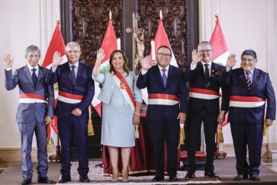 La presidente del Perù, Dina Boluarte con i nuovi ministri