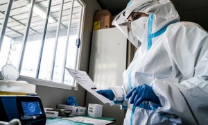 Coronavirus in Italia 15.756 casi e 99 morti, la positività scende al 2,3%: bollettino 7 dicembre