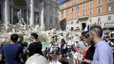 Turistas extranjeros en la Fontana di Trevi, en Roma 