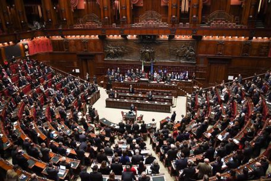 Redditi: Beppe Grillo, imponibile sale di 6 volte,va a 420mila euro Tra i ministri Fedeli al primo posto.