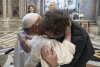  l&#039;abbraccio fuori protocollo con papa Francesco del Presidente dell&#039;Argentina Javier Milei