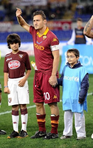 Totti clama por los niños, víctimas del conflicto bélico en Siria 