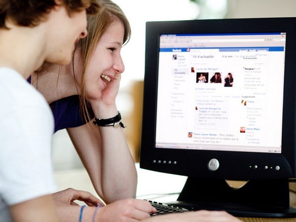 «Facebook spia l&#039;umore degli adolescenti per spingerli a comprare»