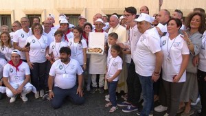 Pranzo a base di pizza per 1500 poveri invitati da Papa Francesco dopo Messa di canonizzazione di Madre Teresa