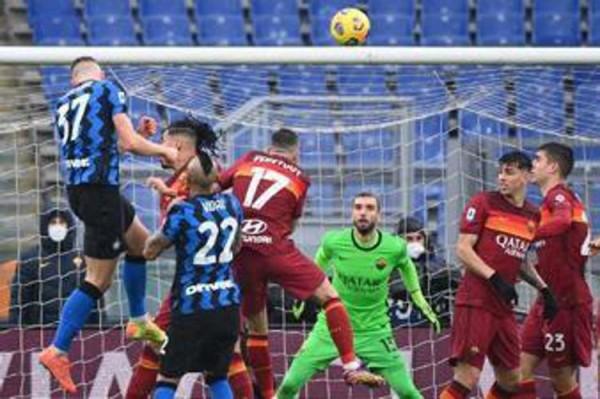 Roma-Inter 2-2, il Milan ringrazia e scappa