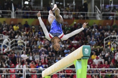 Simone Biles se lleva el oro y continúa hacia el récord