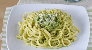 Pasta con pesto de brócoli clásica salsa italiana