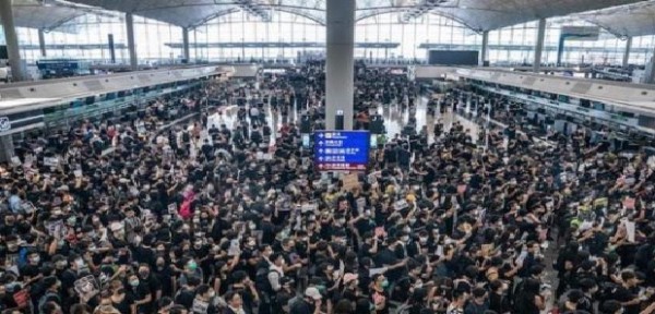 Hong Kong - manifestanti all&#039;aeroporto: cancellati tutti i voli da e per l&#039;aeroporto dell&#039;ex colonia britannica