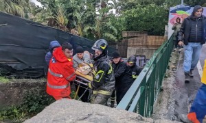 Il maltempo flagella ancora Ischia. Almeno una persona estratta viva dal fango