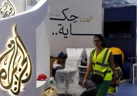 Uno stand di Al Jazeera TV Channel prima dell&#039;inaugurazione della 32esima edizione della Fiera internazionale del libro di Doha in Qatar, l&#039;11 giugno 2023 