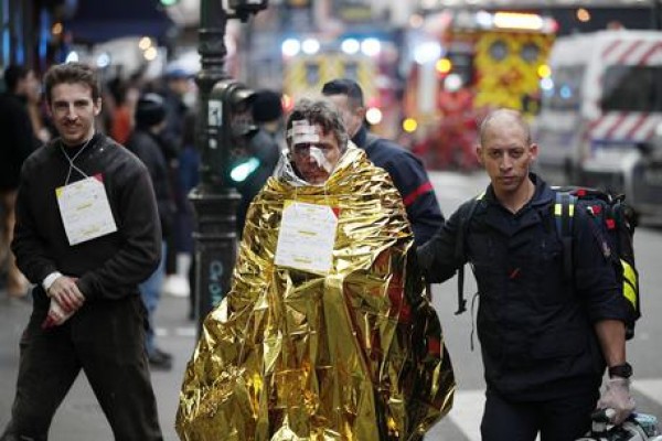 Parigi, esplosione per una fuga di gas nella zona dell&#039;Opera: morti due pompieri e una donna spagnola, grave un&#039;italiana