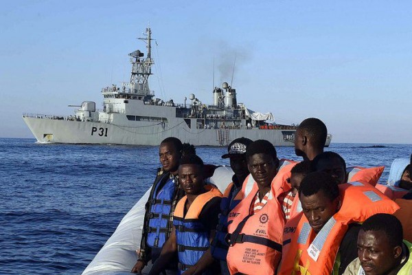 Migranti, fermata nave di ong tedesca: è sotto indagine per contatti con scafisti, scatta sequestro