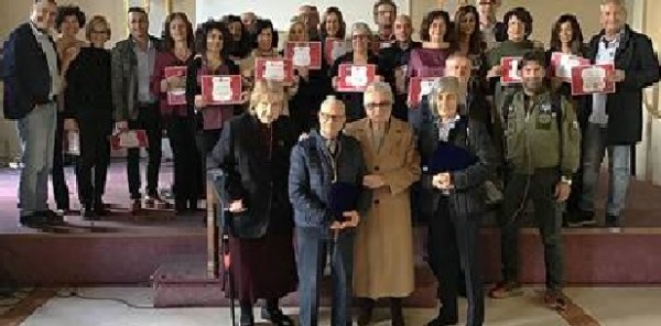 Dopo 35 anni i diplomati tornano sugli stessi banchi e vengono interrogati dagli stessi prof