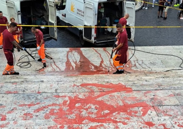 Denunciate le attiviste che hanno imbrattato Trinità dei Monti