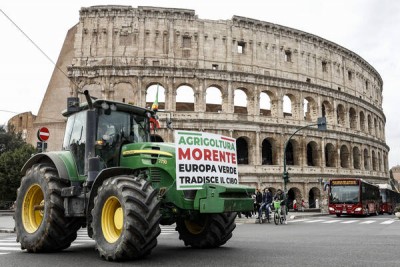 Uno de los tractores frente al Coliseo. 