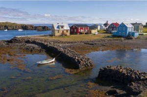 Las coloridas casas de Flatey, en la bahía de Breiðafjörður, en Islandia. | Foto: Shutterstock