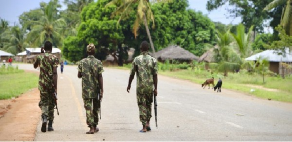 Attacco a un minibus in Mozambico, almeno 10 morti