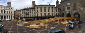 Maestri del Paesaggio: cresce la passerella in Piazza Vecchia di Bergamo