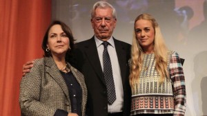 El escritor y premio Nobel de literatura Mario Vargas Llosa junto as Mitzy Capriles de Ledesma y Lilian Tintori, esposas de políticos venezolanos encarcelados