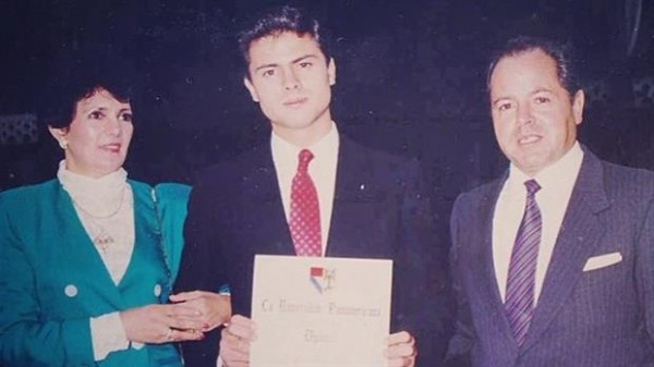 Enrique Peña Nieto, junto a sus padres cuando recibió el diploma. Foto: Instagram.