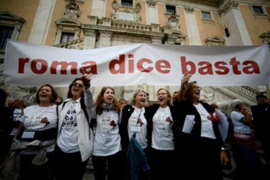 &#039;Roma dice basta&#039;, migliaia in piazza contro il degrado