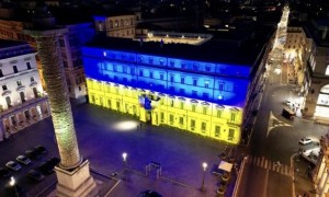 Palazzo Chigi si illumina di giallo e blu per l&#039;Indipendenza ucraina
