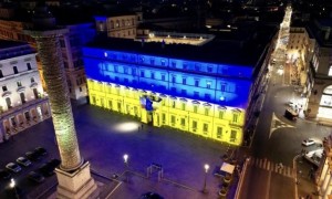 Palazzo Chigi si illumina di giallo e blu per l&#039;Indipendenza ucraina