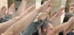 Il saluto fascista? Non è reato se si commemorano fascisti uccisi...