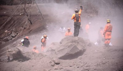 Rescatan más cuerpos y suman 101 los muertos por erupción de volcán en Guatemala ayuda internacional