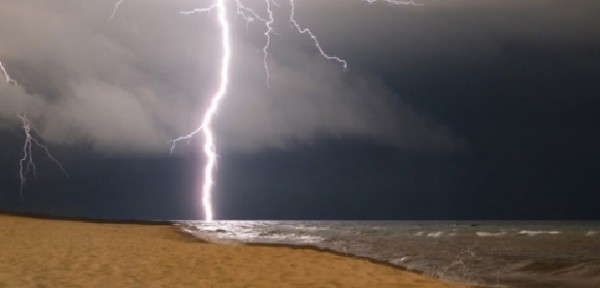 Un fulmine fa cinque morti su una spiaggia a Cuba