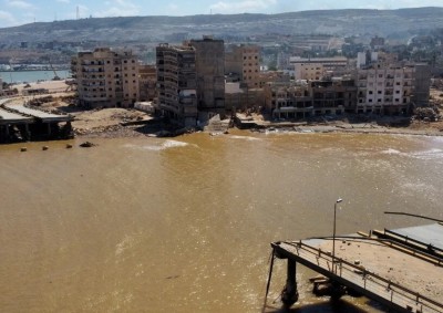  Una veduta aerea mostra un ponte distrutto di Derna il 19 settembre 2023. L&#039;enorme alluvione, alimentata dalle piogge torrenziali del 10 settembre, sfondò due dighe a monte e inviò un&#039;onda gigante schiantatasi sul letto del fiume, precedentemente asciutto, che tagliava in due la città di circa 100.000 persone