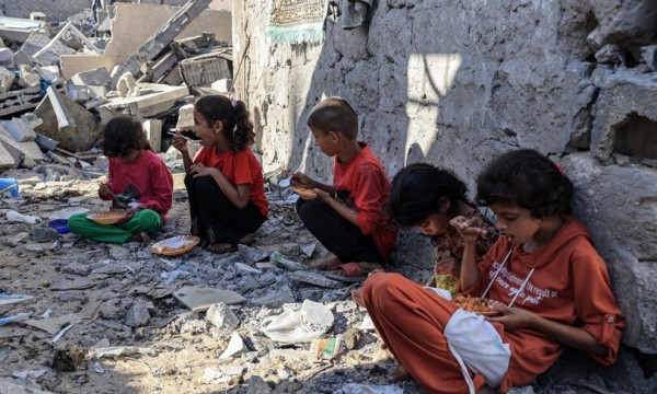 Gaza, macerie e aiuti ai bambini
