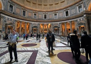 Turisti in vista al Pantheon a Roma