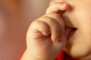 Succhiarsi il pollice riduce rischio allergie