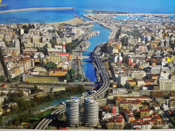 Pescara de las montañas al mar de los Abruzos