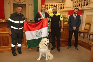 Reggio Emilia - Il sindaco Luca Vecchi ha conferito il primo tricolore ai vigili del fuoco