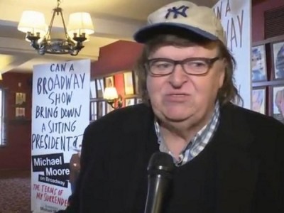 La storia di Donald Trump secondo Michael Moore, un premio Oscar a Broadway